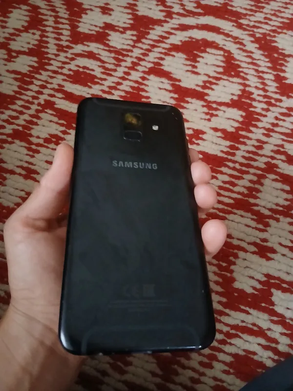 Samsung Galaxy A6 32GB ekranda chiziqlar bor — фото 1 Samsung Galaxy A6 32GB ekranda chiziqlar bor — фото 1