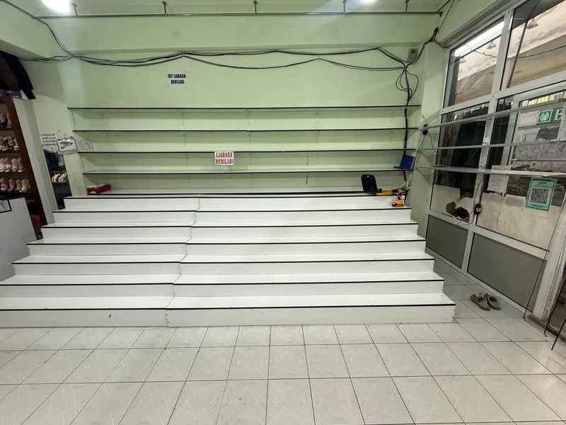 ОБУВЬ УЧУН ПОЛКА СТИЛАЖЛАР СОТИЛАДИ, читлари Кромка килинган 6 метрли 4