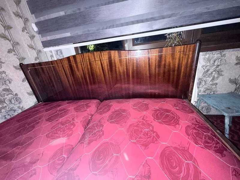 Продам шифоньер, кровать, сервант и 2 тумбочки из одного гарнитура — фото 4