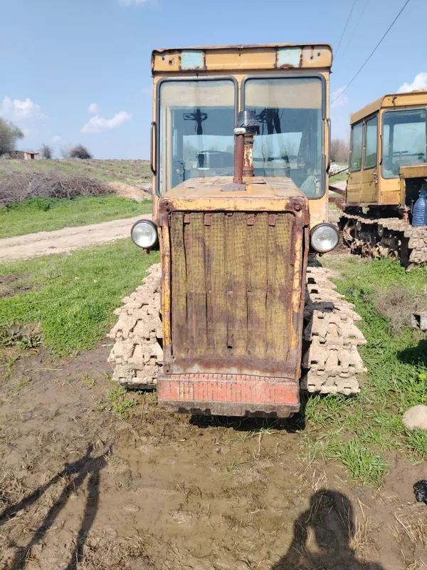 Qishloq xo'jalik texnikasi ya'ni traktor sotiladi zanjirli 3
