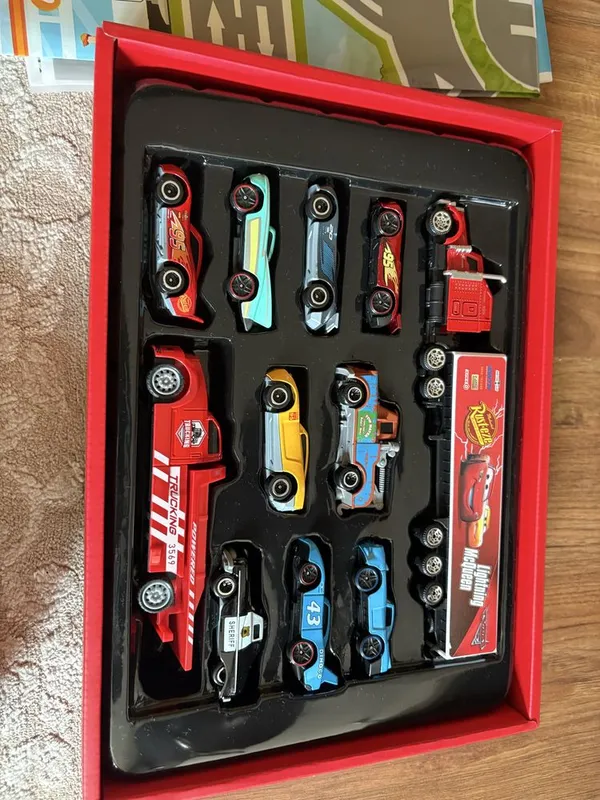 Gift set cars inside. Ишрушки машинки маленькие набор Молния Маккуин 2