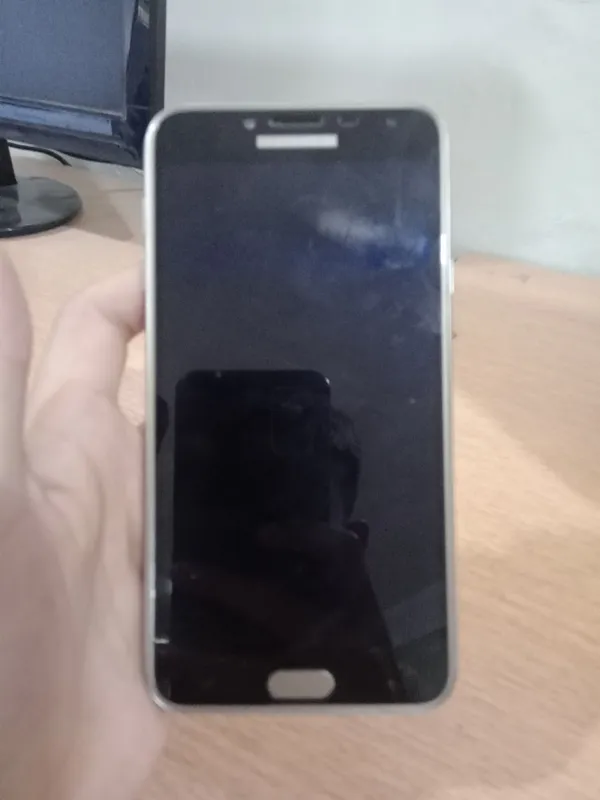 SM j4 sotiladi 16 gb xotira narhi 300 kami bor