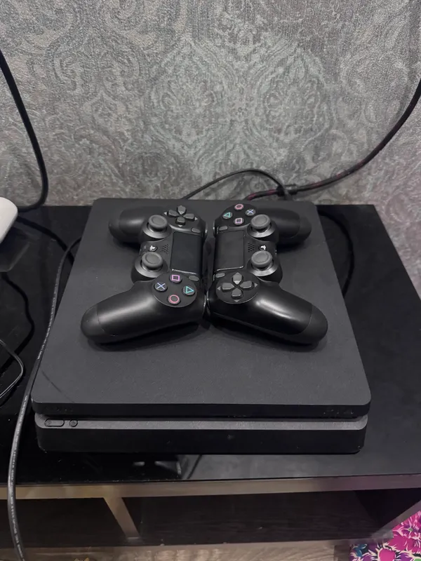 Продается Playstation 4 slim 1 tb