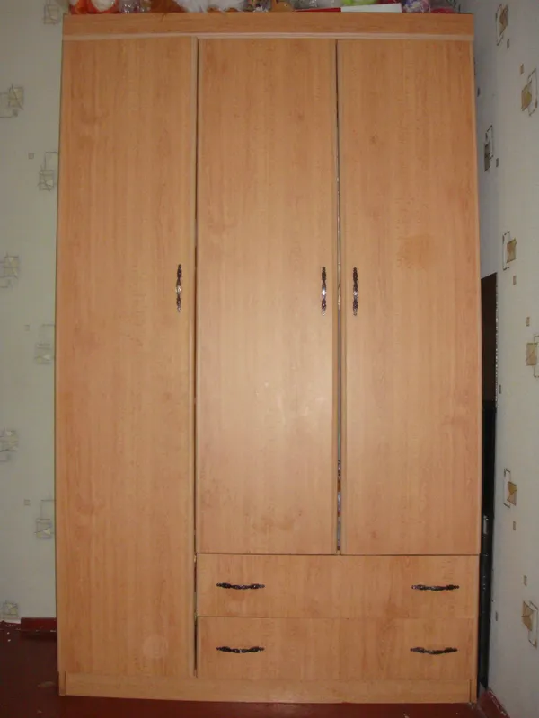Продам трёхстворчатый шкаф Фабричный.