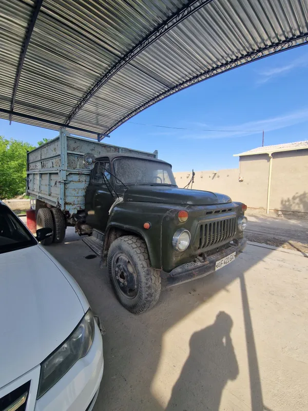 Gaz 53 samasval yurib turgan moshina hamma joyi ishlaydi