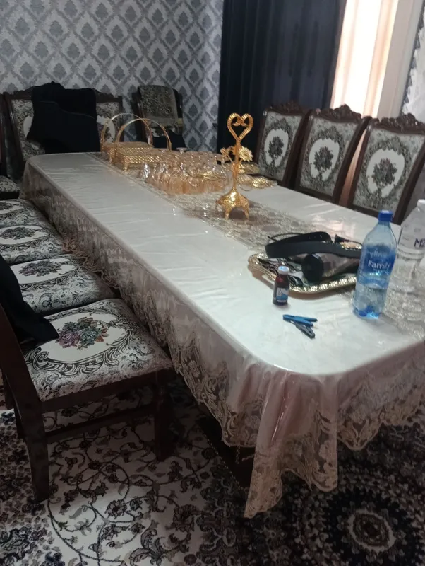 Стол стул 12 талик сотилади янги ёнгокдан килинган