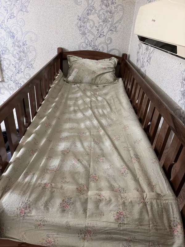 Продаю двух яросную кровать из чистого дерево орех — фото 1 Продаю двух яросную кровать из чистого дерево орех — фото 1