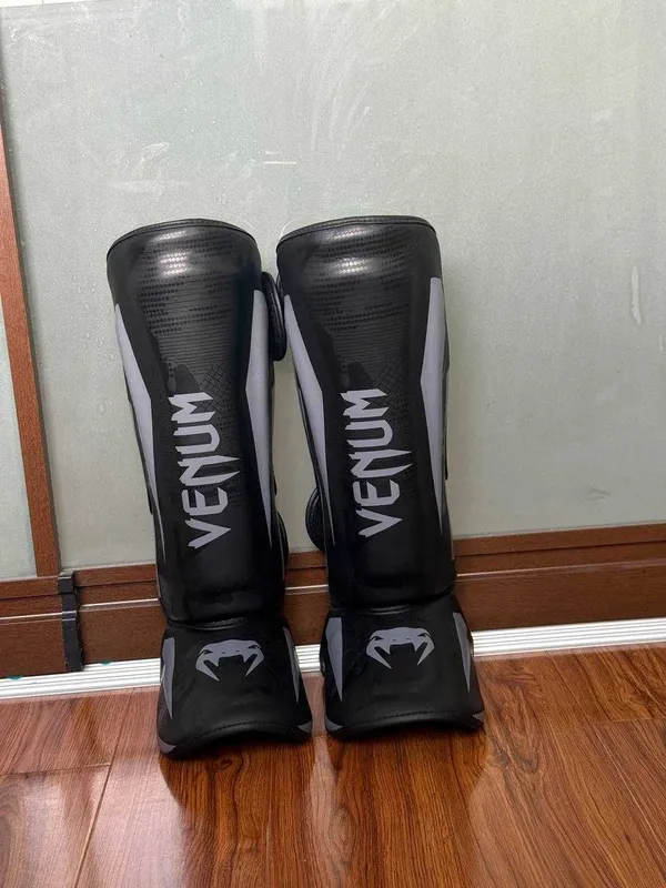 Продам защиту голени и стопы VENUM для единоборств.