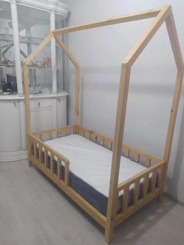 Продается новая детская кровать из дерева, покрытая лаком. — фото 1