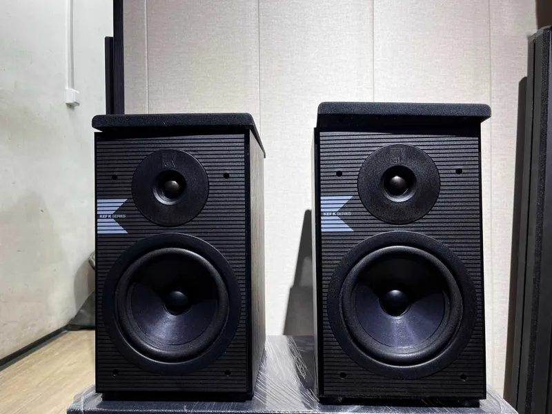 Angliyada ishlab chiqarilgan KEF K120 (K-Series) tokchaga qo‘yiladigan kolonkalari. 1