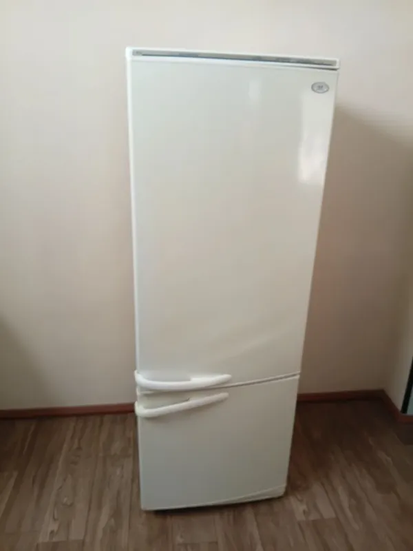 Продается двухкамерный холодильник