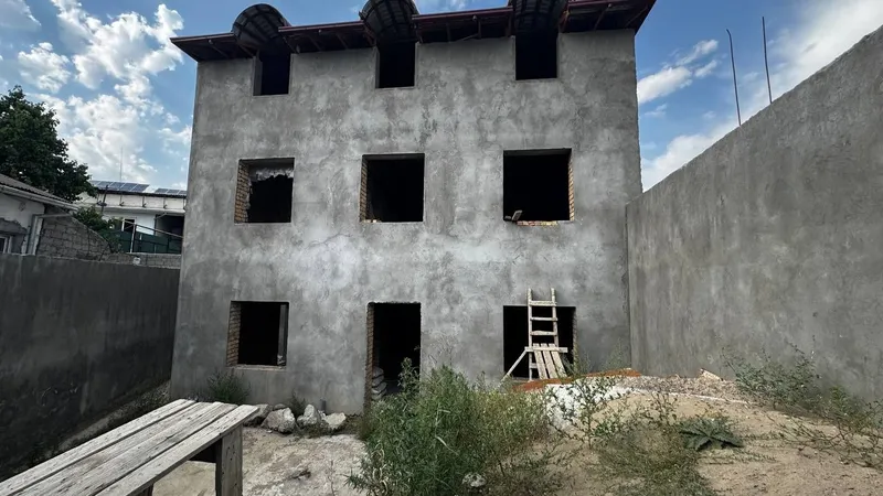 Коробка 3-этажного дома 200 м² на 2,5 сотках в Янги Сергели — фото 1 Коробка 3-этажного дома 200 м² на 2,5 сотках в Янги Сергели — фото 1