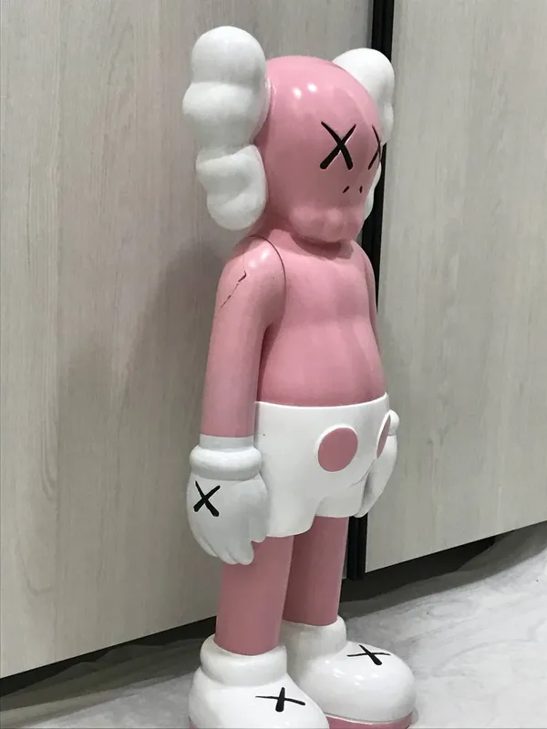 У статуэтки KAWS немного повреждена рука 3