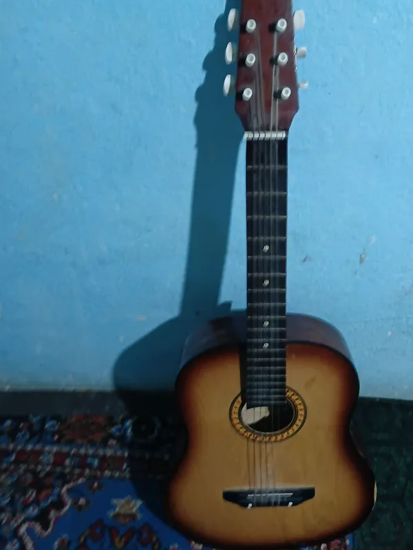 Gitara sotiladi narxi 150 ming sum
