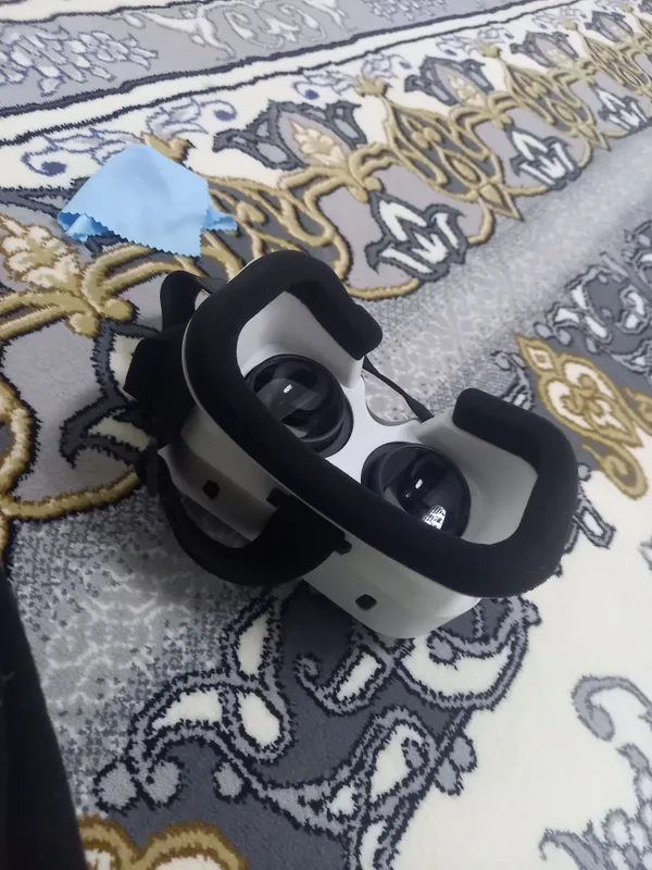 Эти VR-очки используются с телефоном 2 Эти VR-очки используются с телефоном 2