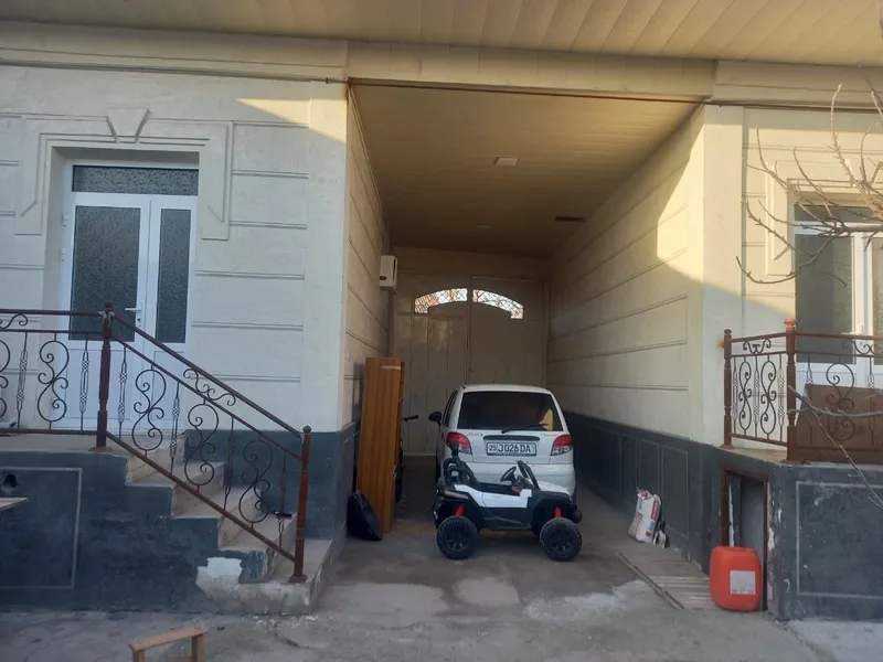 Hovli sotiladi 4.5 sotix Jizzax shahar markazida 4