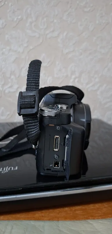 "Sony" fotoapparatini sotaman 4 "Sony" fotoapparatini sotaman 4