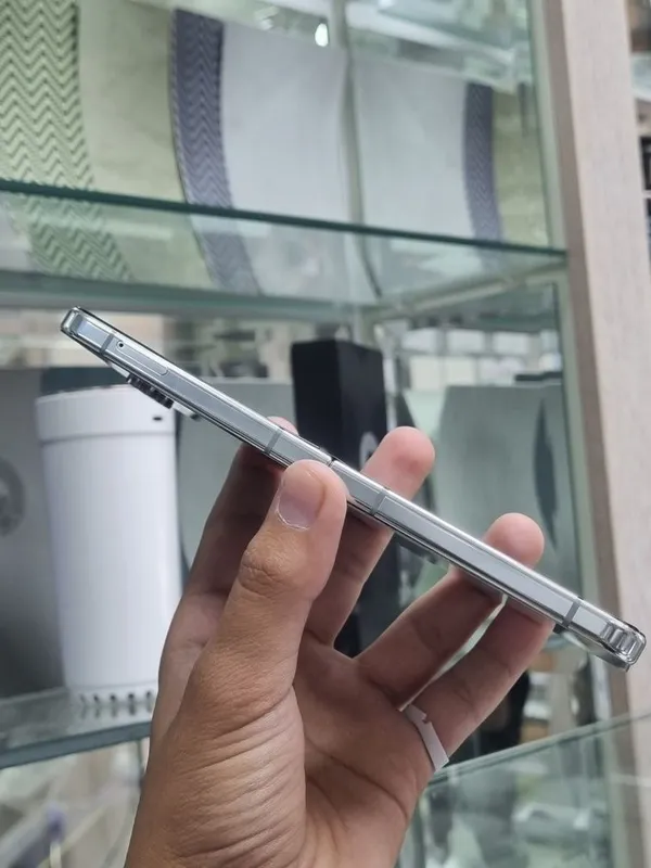 Samsung Z Flip 5 — фото 4