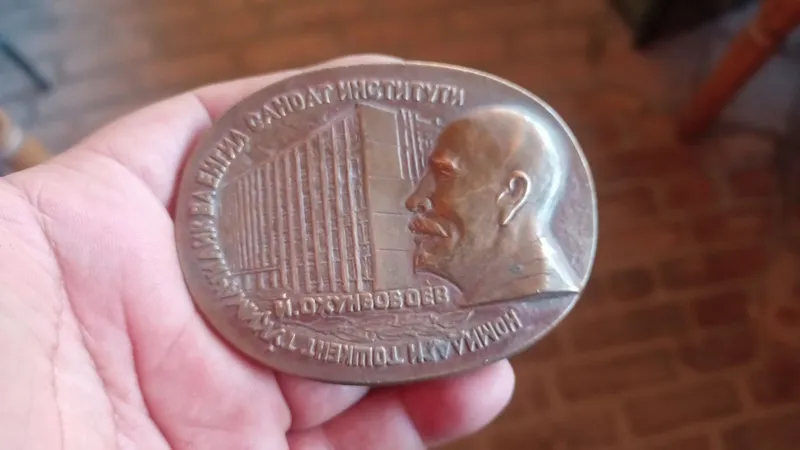 Продам настольную медаль Продам настольную медаль