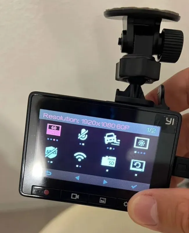 Видеорегистратор Xiaomi Yi SMART Dash Camera с Wi-Fi 3