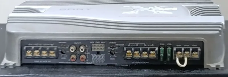 Sony kuchaytirgichi sotiladi 3