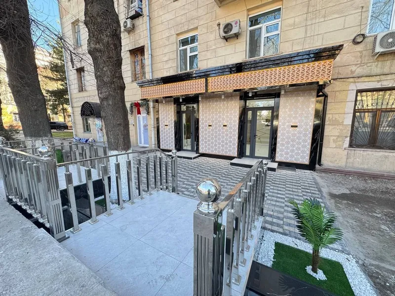 Новомосковская: Ор-р: кафе "Breadly" нежилое 43кв. Евро ремонт паркин