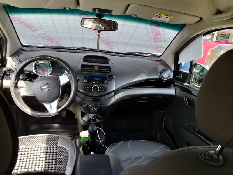 Chevrolet Spark beliy — фото 1
