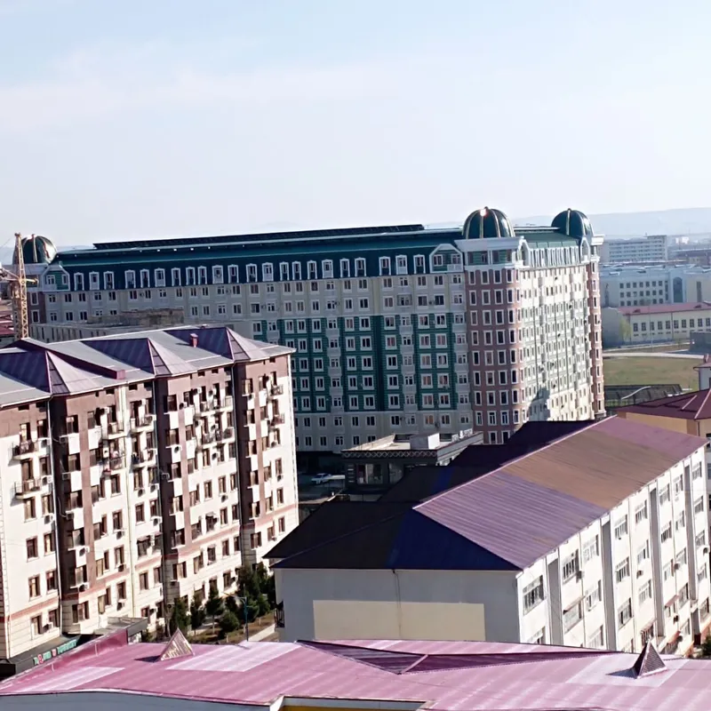 Yangi dom zamonaviy qurilgan Tinchlik plaza mehmonxonasi yonida