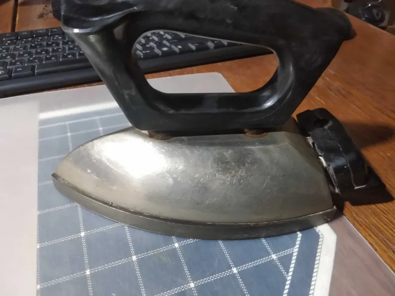 Утюг старый тяжёлый