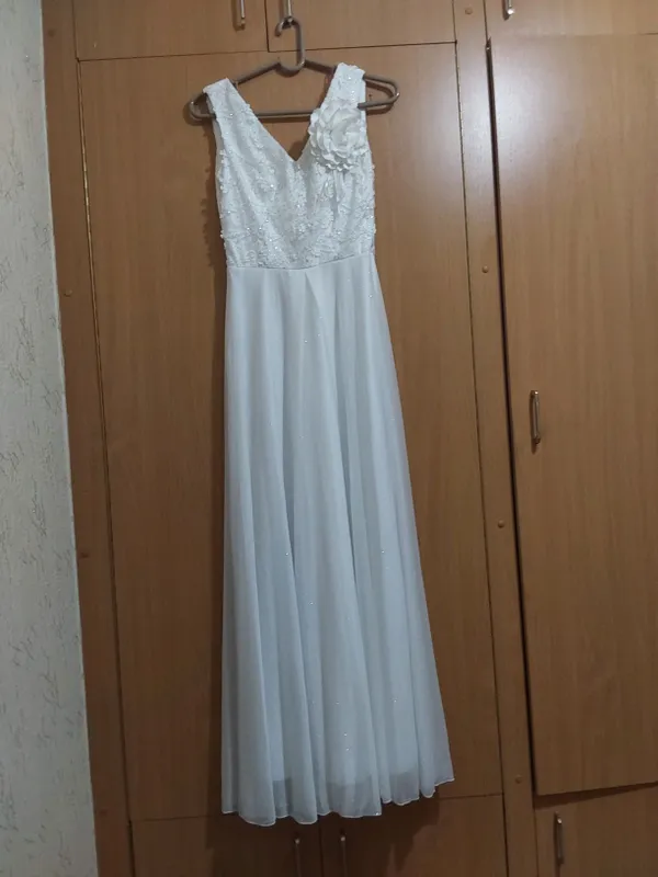 Нарядное платье белого цвета.