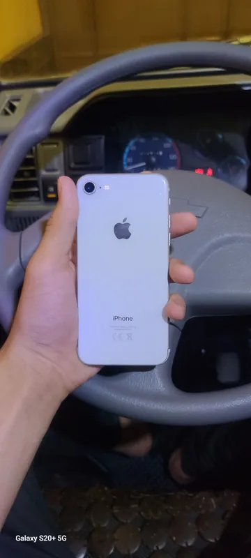 iphone8 8/10 цвет белый, на суннат отдаю 1 iphone8 8/10 цвет белый, на суннат отдаю 1
