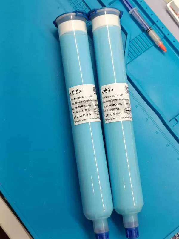 Suyuq termoprokladkalar Laird Tputty 607 6.4 w/mk 1