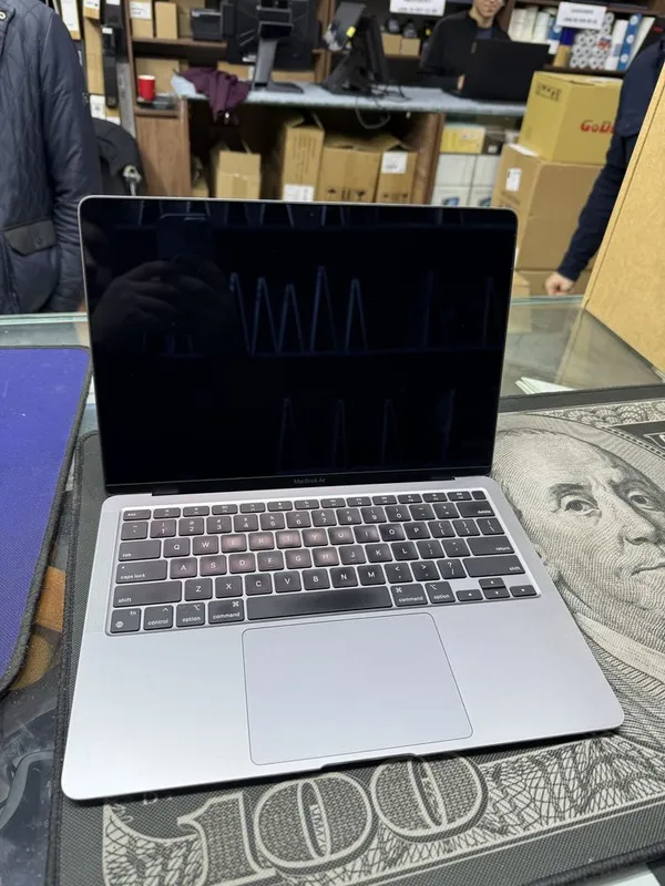 Macbook Air M1 chip 8/256 2 Macbook Air M1 chip 8/256 2