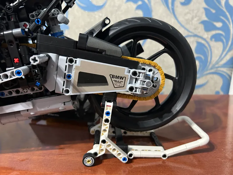 LEGO Technic BMW M 1000RR — 1:5 ideal holatda — фото 4