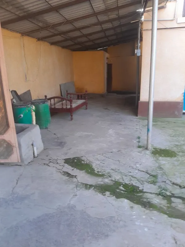 Uy sotiladi naves dan buyog' 2etaj ii orqasida 4 ta xonasi bor kiles 1