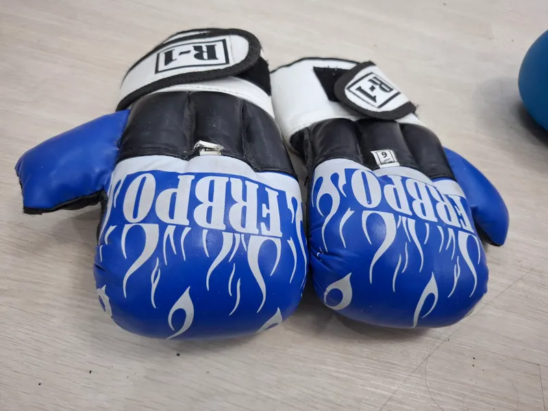 karate qo'lqop sotiladi