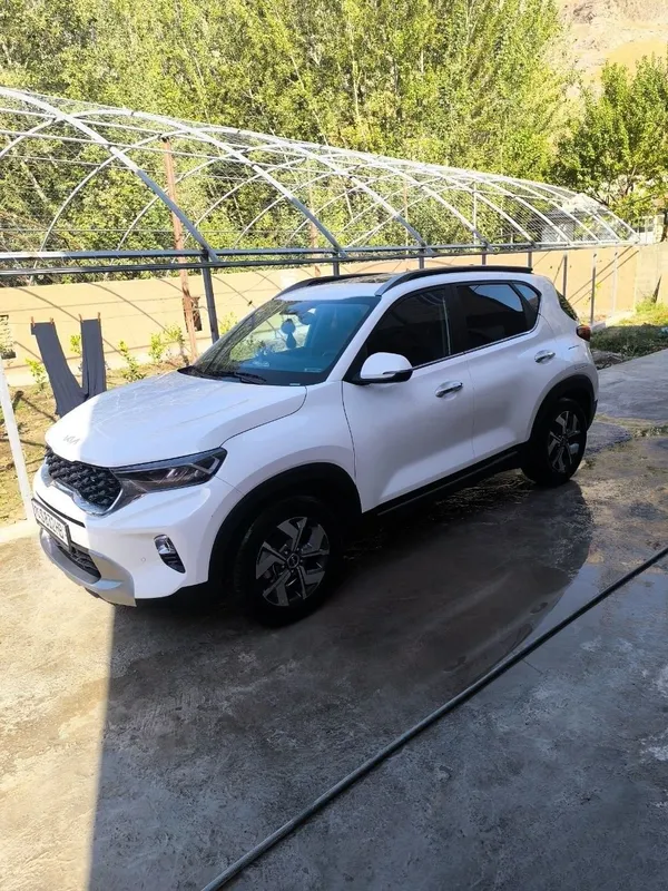 KIA Sonet белого цвета 1 KIA Sonet белого цвета 1