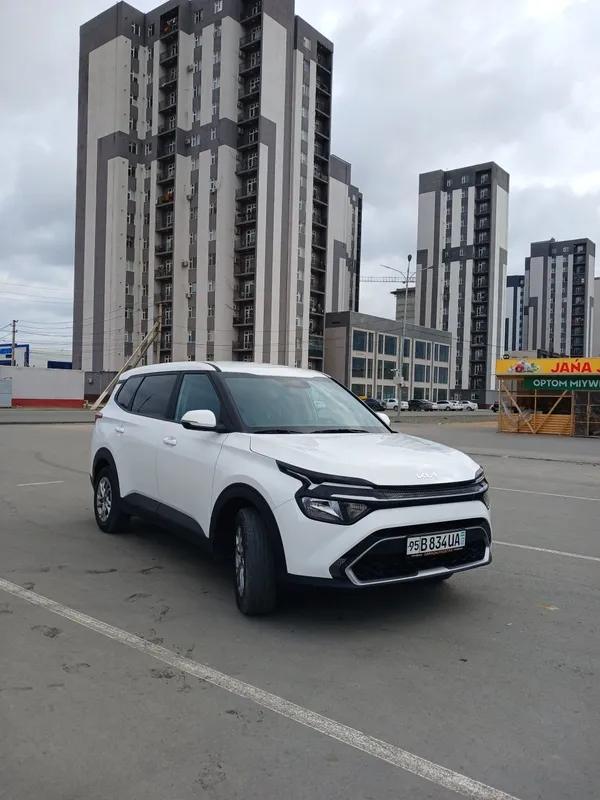 Kia Carens 2025, белый, автомат — почти новая! Продаётся свежий автомо
