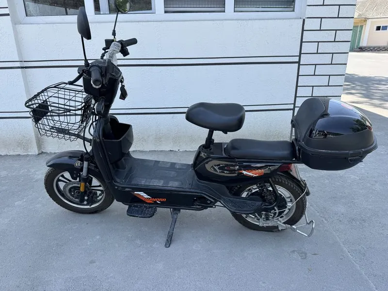 Skuter eliktr qora Skuter eliktr qora