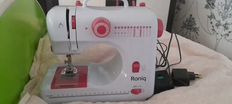 Швейная машина Roniq, 12 видов строчек, есть чехол Швейная машина Roniq, 12 видов строчек, есть чехол