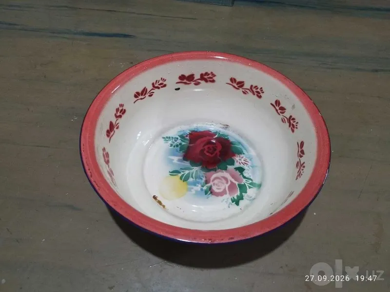 Kichik sirlangan ishlatilgan piyola Kichik sirlangan ishlatilgan piyola