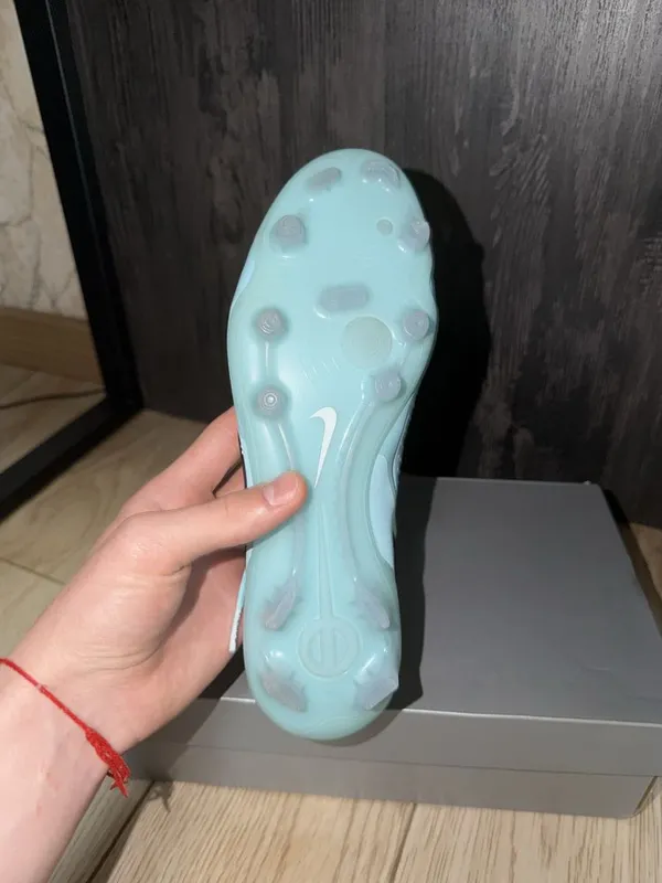 Продам новые оригинальные бутсы Nike Tienpo 43его размера 6 Продам новые оригинальные бутсы Nike Tienpo 43его размера 6
