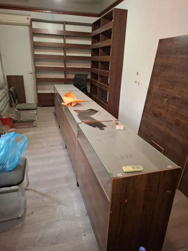 Срочно! Распродажа!Продаются стол витрина и шкафы для магазина — фото 3