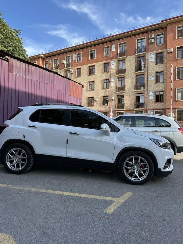 Tracker 1 avtomobili sotiladi 3 Tracker 1 avtomobili sotiladi 3