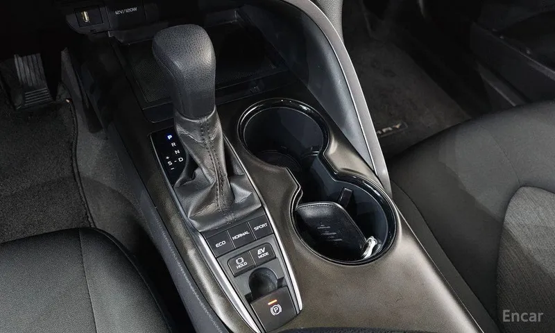 Toyota Camry 2.5 LE Hybrid 1