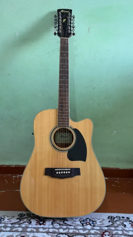 Gitara sotiladi 300$ chexol kabel bor