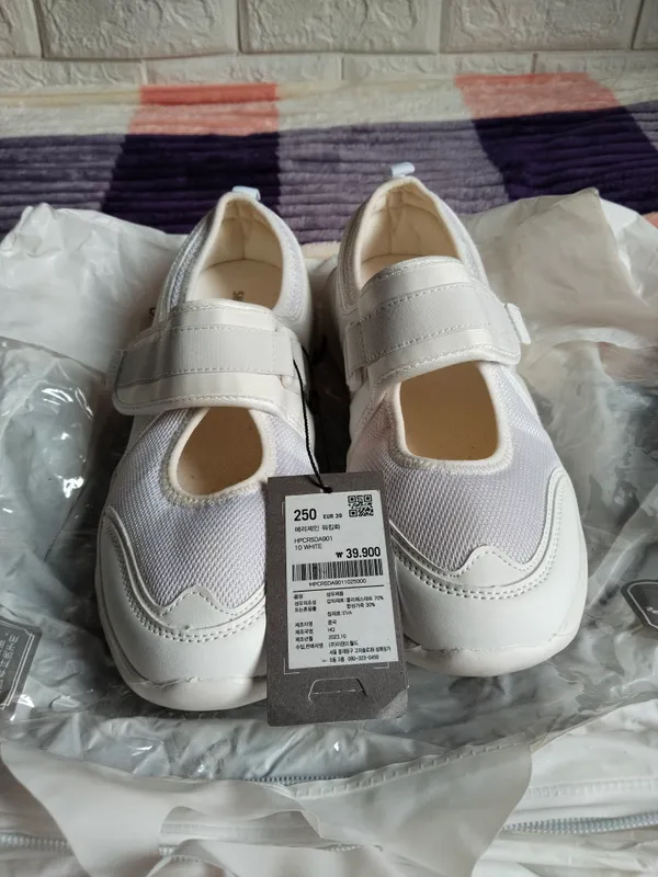 Ayollar uchun oq, yangi sliponlar 3 Ayollar uchun oq, yangi sliponlar 3