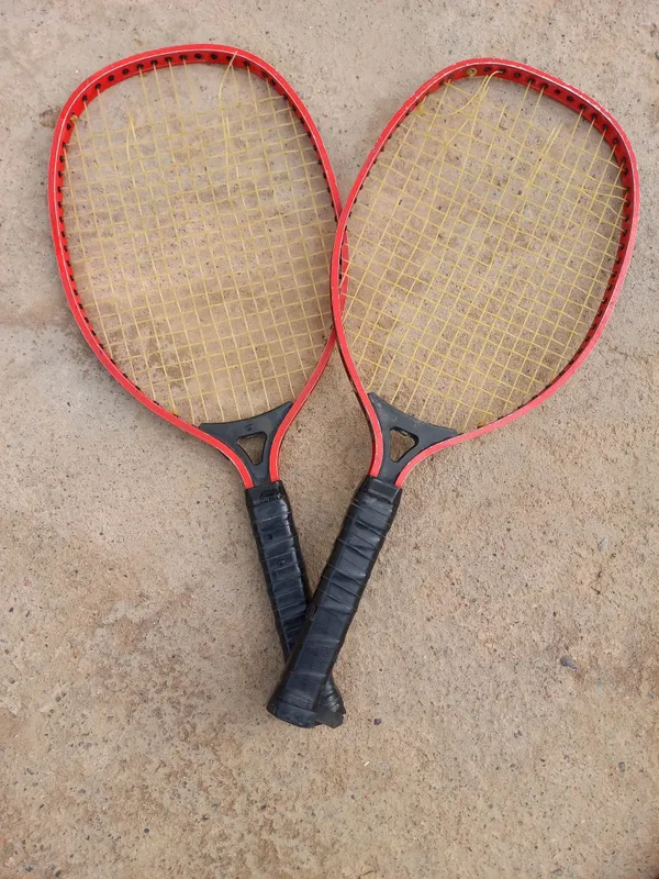 Tennis raketkasi .
