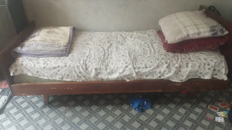 Holati yaxshi divan bor