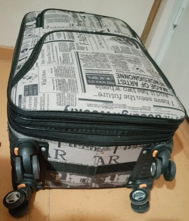 Продаю чемодан на колесиках — фото 4